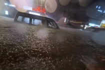 贵阳暴雨一司机被困蜷缩车内 市民交警合力救援