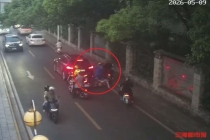 男子骑电动车追尾价值百万小车逃逸 变装逃逸终被锁定