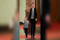 马斯克小儿子穿新中式现身大会堂 引发网友热议