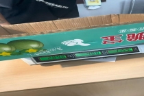 市场水果箱纸板内被指发现水泥 增重疑云引发争议