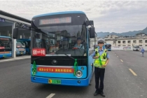 湖北通城公安助力学子圆梦高考 绿飘带护航逐梦路