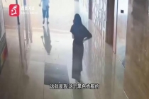 绵阳一男子尾随女子进女厕所 现场被抓拍