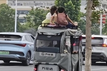 三轮车顶坐两孩童 目击者追赶喊停 安全隐患引关注