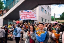 80岁你不会记得分数但会记得今天 家人温馨迎接考生归来