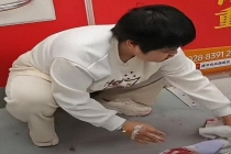 父亲称接到公安电话才知女儿地铁吐血 坚强女孩感动全网