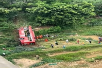 公交车与小车碰撞坠翻目击者发声 现场救援紧张进行中