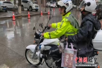 考生走错考场 交警疾驰22公里护送 风雨中的温暖荧光黄