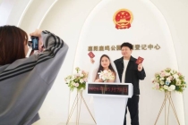 00后情侣凌晨4点排队领证 520甜蜜瞬间