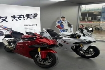 顾客在张雪机车门店闭眼下单 国产能跑赢世界的认同感