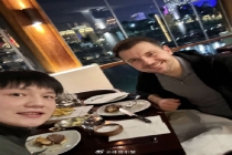 樊振东手捧MVP奖杯自拍 直男式自拍引热议