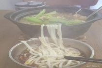 两女子差评米线量少被“打脸” 真相曝光引发热议