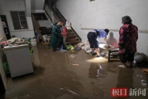 暴雨中民警蹚水挨家挨户转移村民 风雨无情人有情