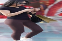 圆领T恤是惹到谁了吗 舒适穿搭引赞叹