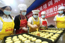 业内称老年人仍具就业优势 64岁阿姨在上海做派单月入超8千