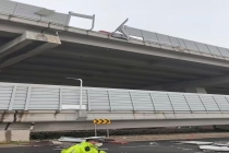 上海绕城高速两辆货车相撞 2人受伤声屏障碎裂