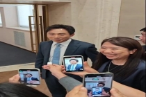 王宁答“星星人和LABUBU落水救谁” 幽默回应引现场笑声